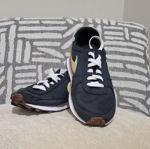 Nike Black and Cream MEN Sneakers - Picture 1 of 6